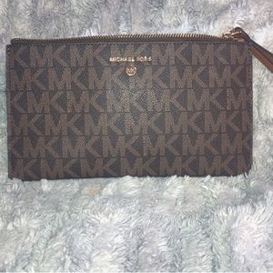 Michael Kor’s Wristlet ( chocolate/black )